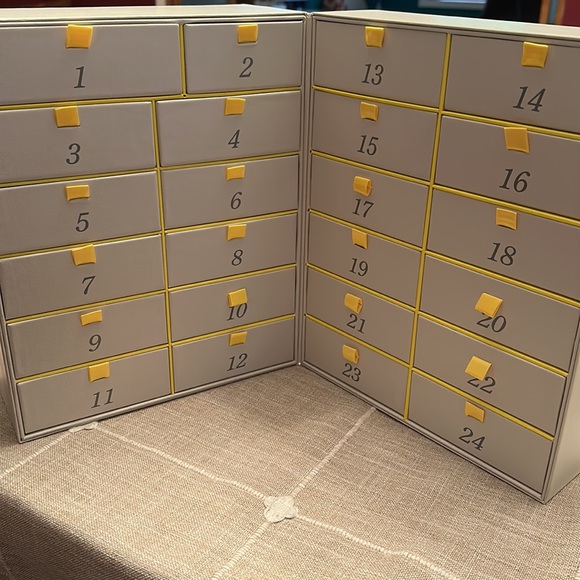 Beekman 1802 All Aglow Shadowbox Advent Calendar - Picture 3 of 3